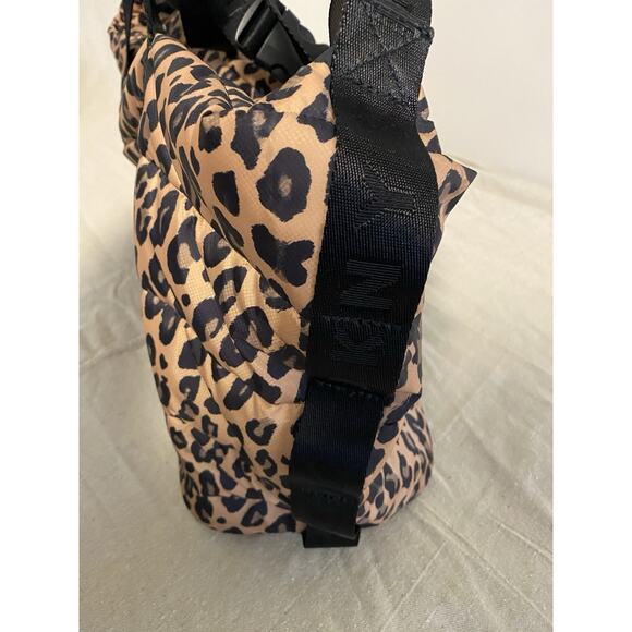 DKNY Leopard Print Quilted Weekend Duffel Bag Large Mob Wife Travel Carry on Bag - Picture 5 of 12